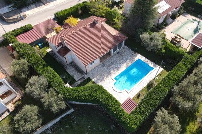 Casa a un piano con piscina e garage 28