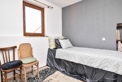 Kamnita vrstna hiša z dvema apartmajema 30