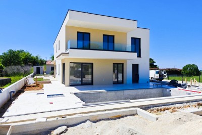Nova moderna dvojna kuća sa bazenom u blizini grada i plaže - u izgradnji