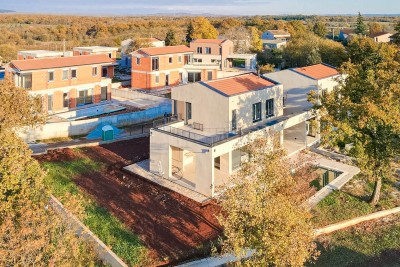 Ein modernes Niedrigenergiehaus mit Swimmingpool, ausgestattet mit Designermöbeln 1