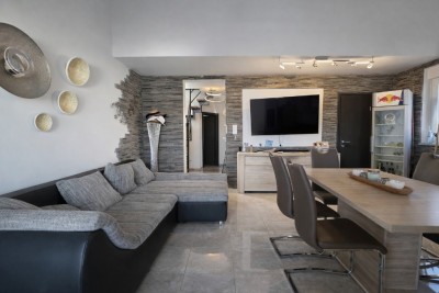 Dvoetažni stan 75,70 m² + dvorište 30 m² | 700 m od mora | podno grijanje | parking 6