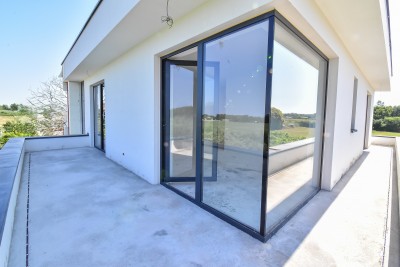 Moderna kuća s bazenom i vrhunskom opremom 18