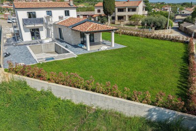 Mediteranska kamena vila s panoramskim pogledom i prostranim dvorištem