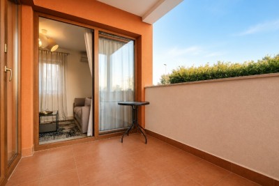 Novigrad – ugodan stan u prizemlju, 900 m od mora
