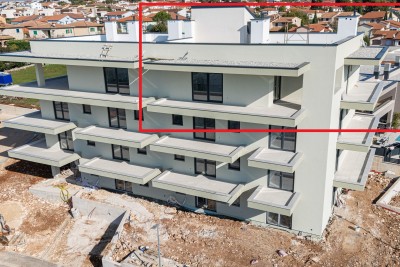 Ekskluzivan penthouse s prostranom krovnom terasom i pogledom na more