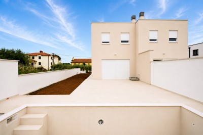 Umag okolica, dvojna kuća s bazenom 1500m od mora