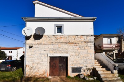 Prenovljena istrska kamnita hiša v osrčju mirnega kraja