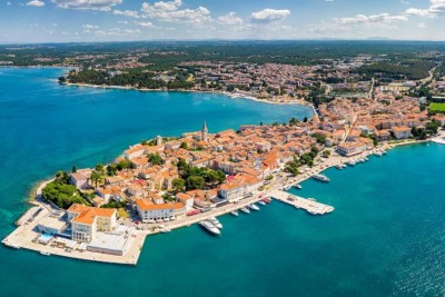 Building land with infrastructure in the immediate vicinity of the center of Poreč