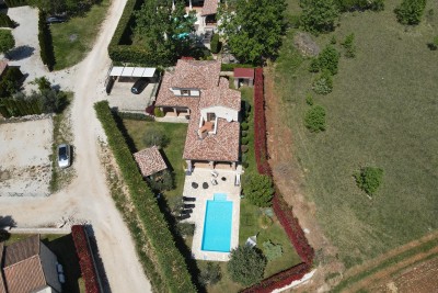Kamena vila sa bazenom i velikim dvorištem 36