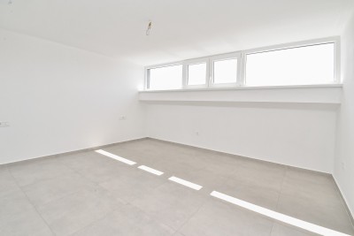 Dvoetažni stan s balkonom i pogledom na more 17