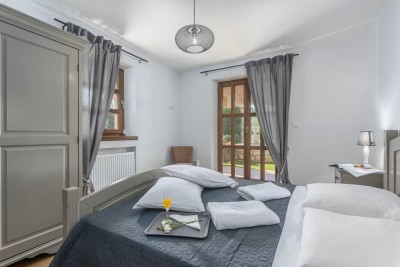 Kamena vila sa bazenom i velikim dvorištem 22
