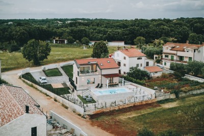 Una casa con piscina in un ambiente tranquillo 26