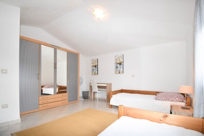 Poreč nei dintorni – ampia casa con 3 appartamenti, grande giardino e potenziale per piscina 46