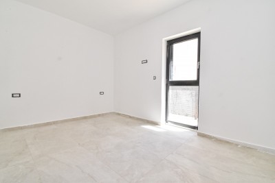 Prostran moderan stan u prizemlju s vrtom 9