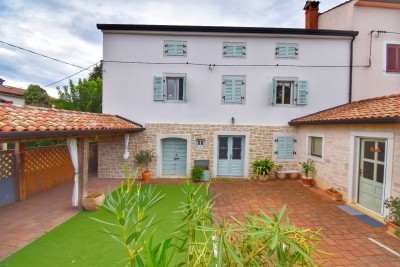 Una casa indigena in pietra, l'ultima della fila, con cortile