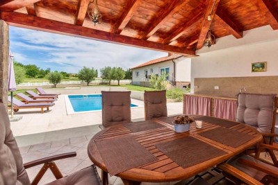 Prekrasna vila sa velikom okućnicom 7