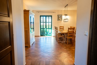 Mediteranska vila s prostranim vrtom i bazenom 20