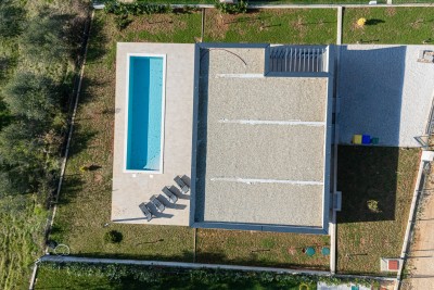 Moderna prizemnica s bazenom na mirnoj lokaciji 28