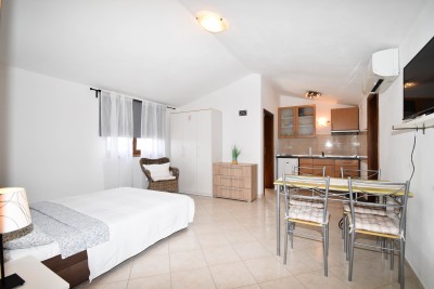 Poreč nei dintorni – ampia casa con 3 appartamenti, grande giardino e potenziale per piscina 28