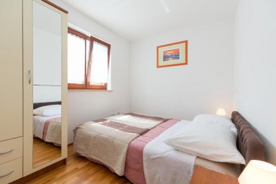 Novigrad – Dva apartmana u jednom stanu u zgradi s bazenom 9