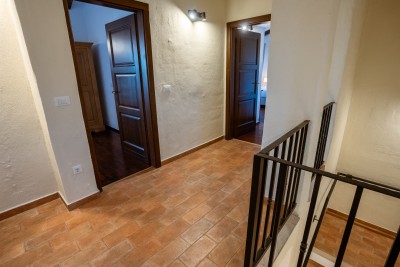 Mediteranska vila s prostranim vrtom i bazenom 30