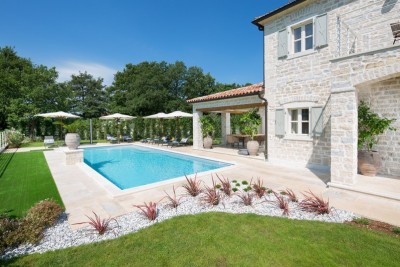 Luxury villa with swimming pool in a quiet place 3