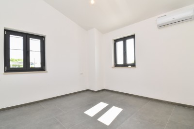 Mediteranska kamena vila s panoramskim pogledom i prostranim dvorištem 23