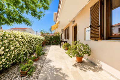 Novigrad, stan u prizemlju  s dvije stambene jedinice,  300m od mora