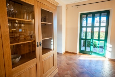 Mediteranska vila s prostranim vrtom i bazenom 19