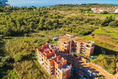 Ausgezeichnete Wohnung im Erdgeschoss mit Garten 900 m vom Meer entfernt in der Nähe von Poreč - in Gebäude 3