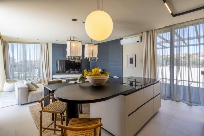 Ekskluzivna moderna vila s bazenom 8