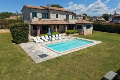 Villa mediterranea con ampio giardino e piscina