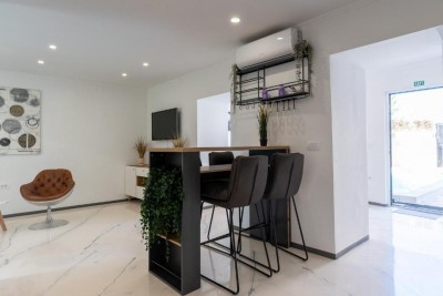 Renovirana kuća s bazenom u mirnom okruženju 9