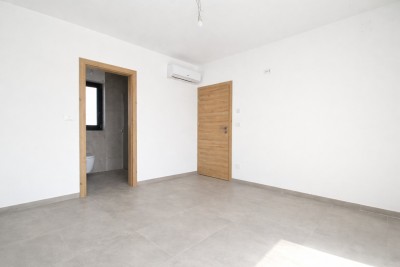 Mediteranska kamena vila s panoramskim pogledom i prostranim dvorištem 17