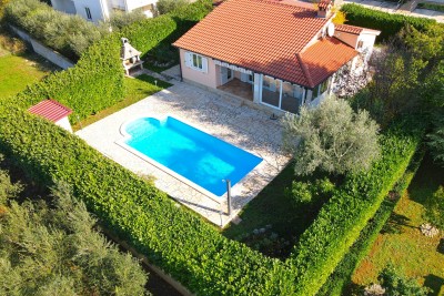 Einstöckiges Haus mit Pool und Garage