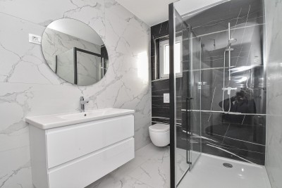 Moderan stan na 1. katu 700m od mora i marine 12