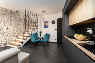 Renovated stone house with 3 apartments in the center 3