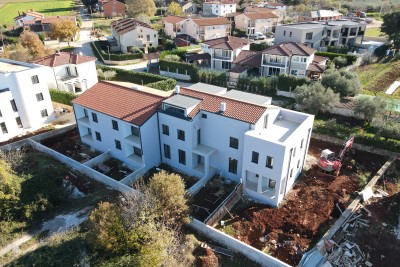 Appartamento su due livelli con due camere da letto e giardino 1