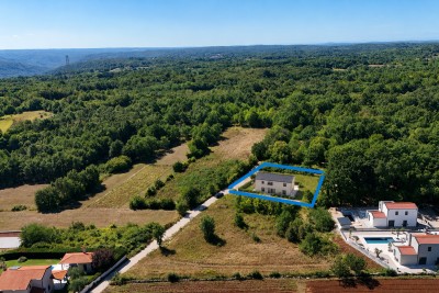 EKSKLUZIVNO – moderna vila s bazenom, 233,59 m², mir i privatnost u srcu Istre 7