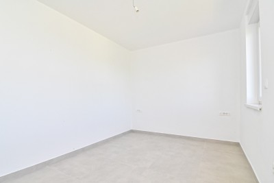 Dvoetažni stan s dvorištem i pogledom na more 11