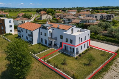 Dvoetažni stan s dvorištem i pogledom na more