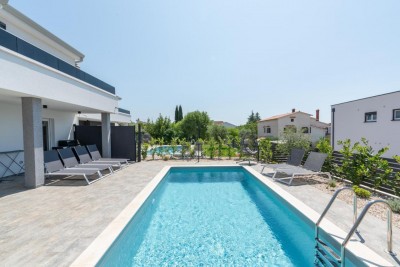 Modernes, komplett eingerichtetes Haus mit Pool, 3 km von Poreč entfernt 2