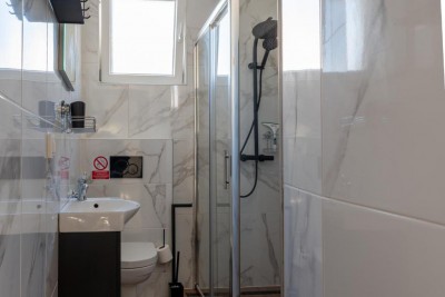 Renovirana kuća s bazenom u mirnom okruženju 13