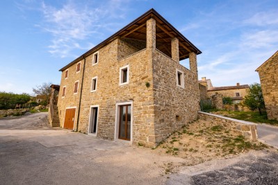 EKSKLUZIVNA PRODAJA – autentična istarska kamena kuća s pogledom na more, renovirana 2025.