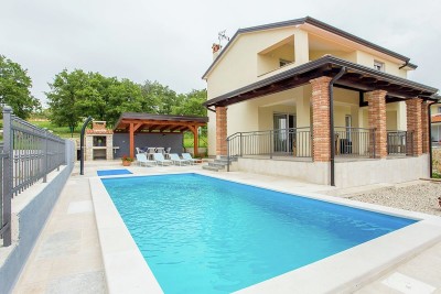 Una casa eccellente con piscina, vista panoramica e un bellissimo cortile paesaggistico.