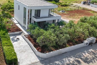 Moderna kuća s bazenom i vrhunskom opremom 19