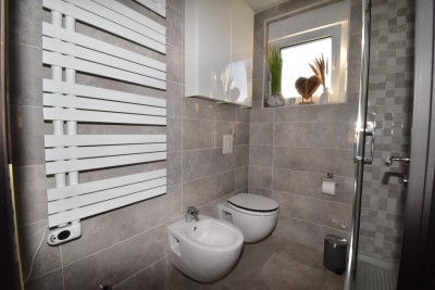 Dvoetažni stan 75,70 m² + dvorište 30 m² | 700 m od mora | podno grijanje | parking 8