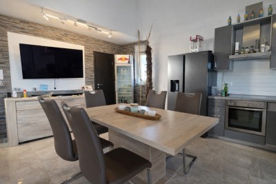 Dvoetažni stan 75,70 m² + dvorište 30 m² | 700 m od mora | podno grijanje | parking 5