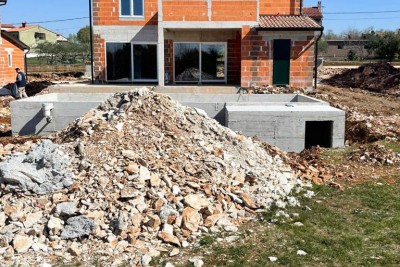 Tradizionale bellezza istriana nell'Istria centrale - nella fase di costruzione