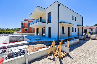 Una nuova moderna casa bifamiliare con piscina vicino alla città e alla spiaggia - nella fase di costruzione